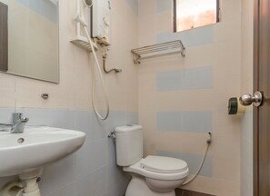 A bathroom with a sink, toilet, and shower. - Skudai Hotel (Johor Bahru)