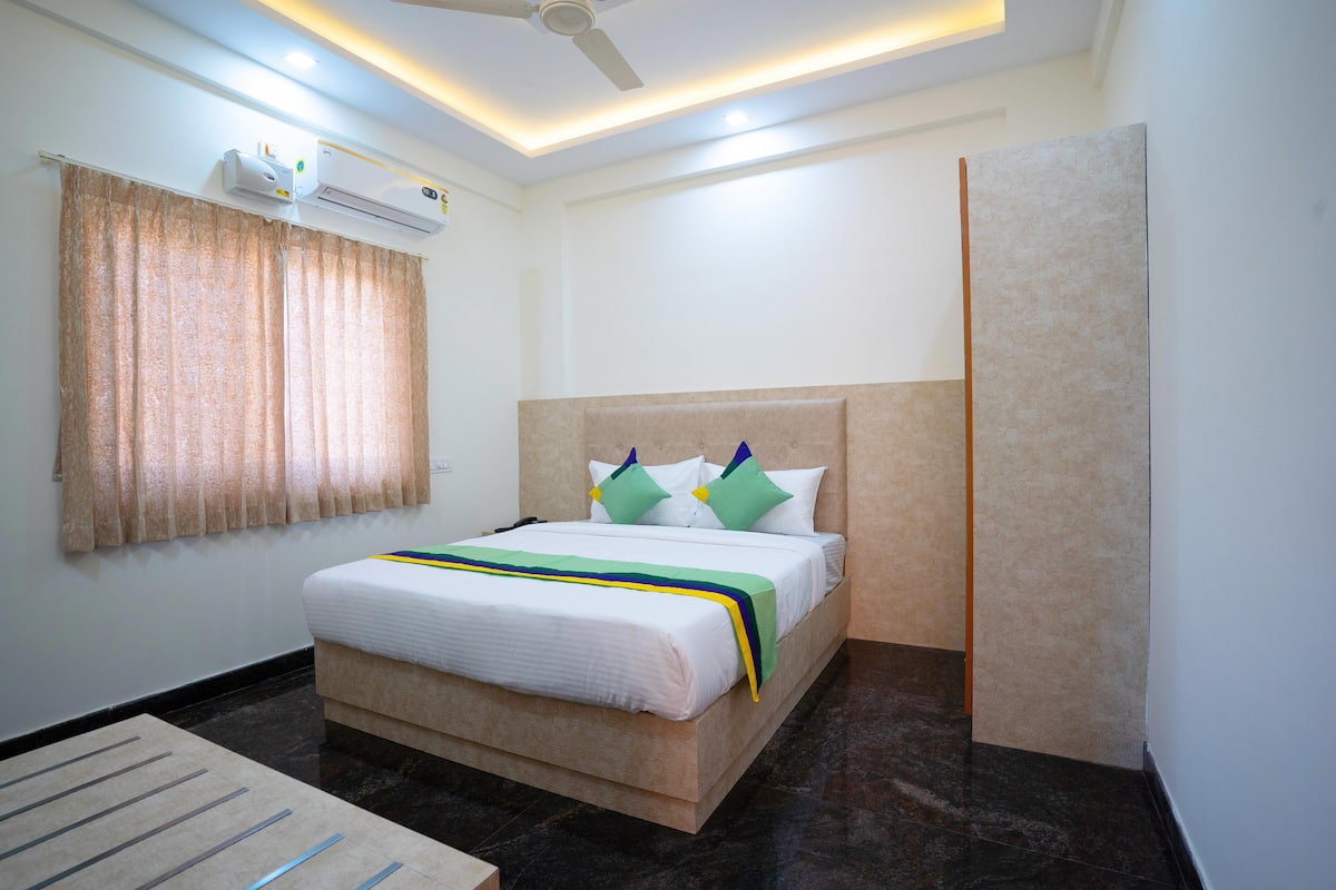 Deluxe Room | In-room safe, desk, soundproofing, iron/ironing board