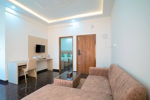 华丽客房 | 客房内保险箱、办公桌、隔音、熨斗/熨衣板