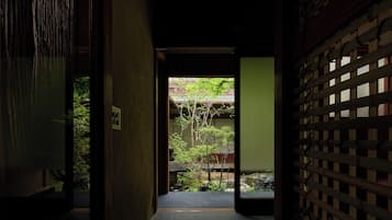 Chambre Signature, non-fumeurs, vue ville | 1 chambre, coffres-forts dans les chambres, décoration personnalisée