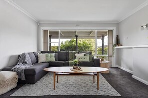 Smart-TV, Bücher, Arbeitsbereiche