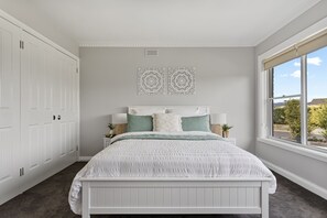 4 Schlafzimmer, Schreibtisch, Bügeleisen/Bügelbrett, Reisekinderbett