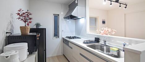 Classic House | Private kitchen | Microwave, dishwasher, electric kettle, rice cooker