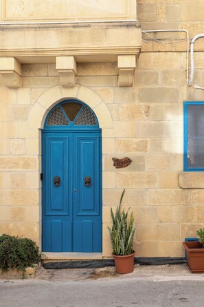 Vista frontal de la propiedad