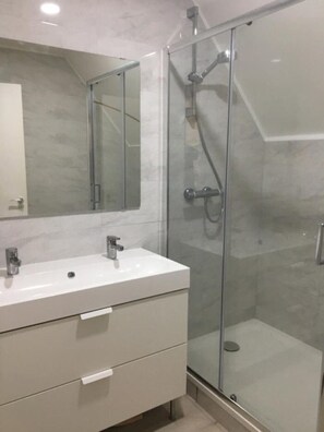 Dusche, Haartrockner, Seife, Shampoo