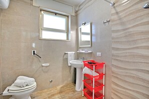 Familienhaus, Mehrere Schlafzimmer, 2 Bäder (Villa Dei Fanti On The Sandy Beach) | Badezimmer | Dusche, Haartrockner, Bidet, Handtücher
