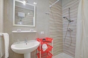 Familienhaus, Mehrere Schlafzimmer, 2 Bäder (Villa Dei Fanti On The Sandy Beach) | Badezimmer | Dusche, Haartrockner, Bidet, Handtücher
