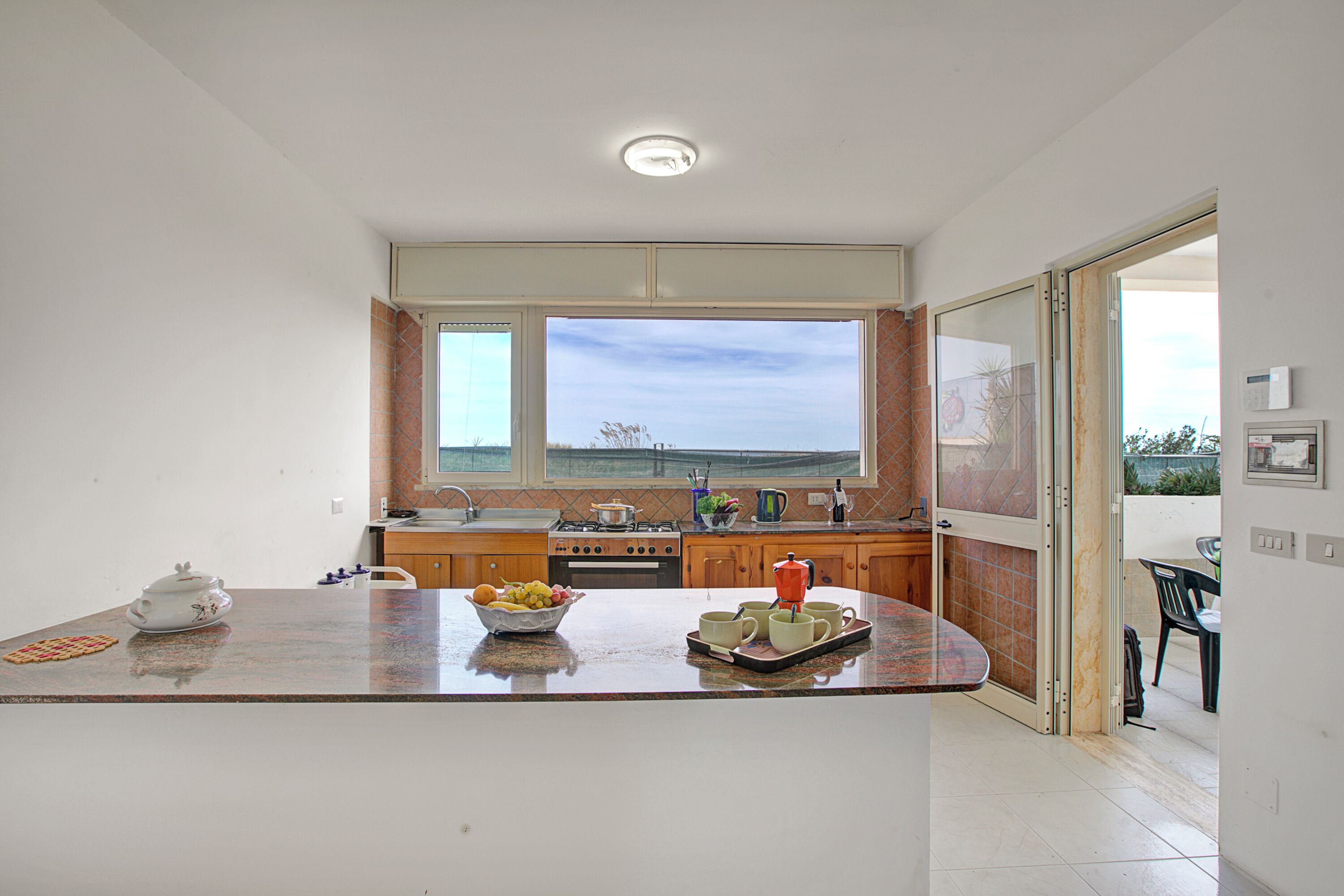 Fridge, oven, stovetop, coffee/tea maker