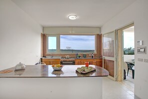 Fridge, oven, stovetop, coffee/tea maker