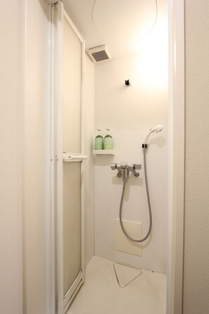 Shower, free toiletries, hair dryer, slippers - LUANA Koenji (Tokyo)