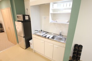 Fridge, microwave, stovetop, cookware/dishes/utensils - LUANA Koenji (Tokyo)