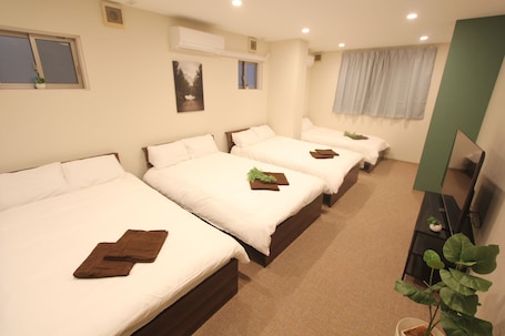 Desk, soundproofing, free WiFi, bed sheets