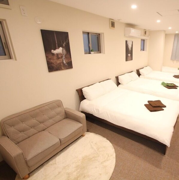 Family Room | Desk, soundproofing, free WiFi, bed sheets - LUANA Koenji (Tokyo)