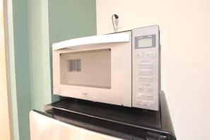 Fridge, microwave, stovetop, cookware/dishes/utensils - LUANA Koenji (Tokyo)