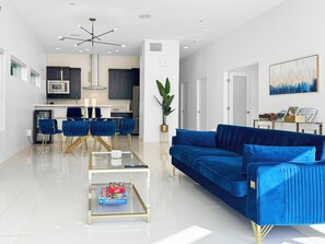 Smart-TV, bøker og stereoanlegg