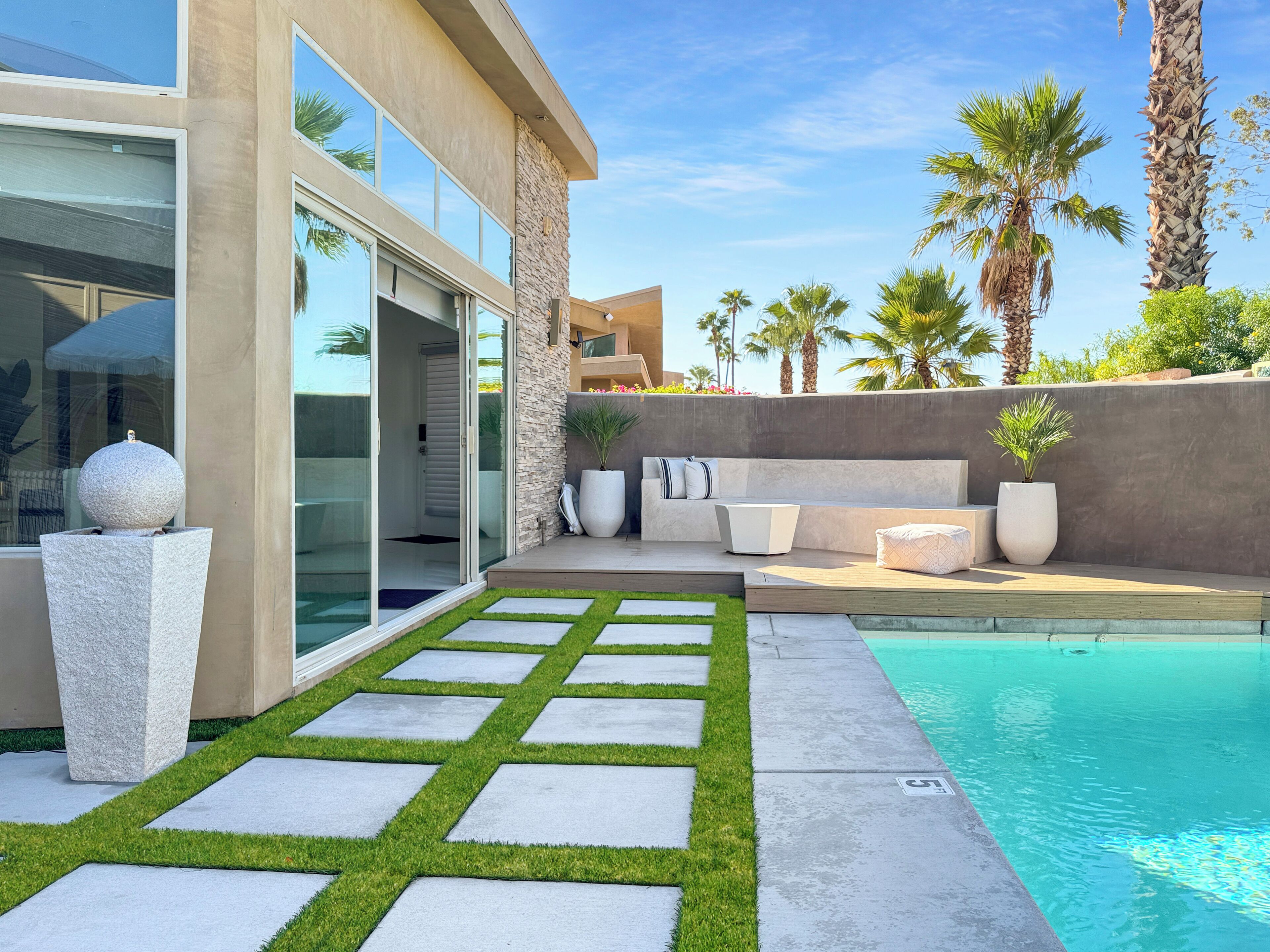 Alberca al aire libre y alberca climatizada