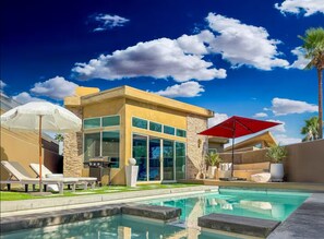 Una piscina al aire libre, una piscina climatizada