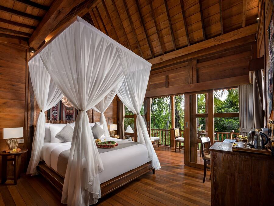 Suite Riverside Double or Twin with Free Shuttle to Ubud | Bar mini, peti besi dalam bilik, meja, ruang kerja komputer riba