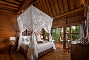 Suite Riverside Double or Twin with Free Shuttle to Ubud | Minibar, caja fuerte, escritorio y espacio para trabajar con un portátil