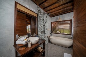 Panoramic-Villa | Badezimmer | Badewanne und Dusche (separat), Regendusche, kostenlose Toilettenartikel