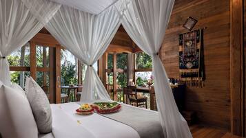 Double Room with Garden View | Minibar, in-room safe, desk, laptop workspace