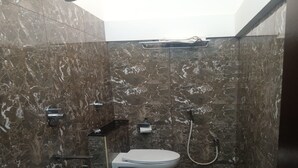 Une petite salle de bain comprenant des toilettes, un bidet et un lavabo.