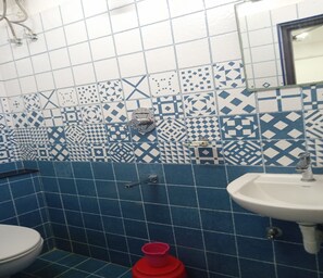 Camera singola | Bagno | Doccia, soffione a pioggia, asciugamani