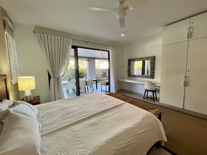 2 bedrooms, desk, iron/ironing board, travel cot - Coastal apartment (Bain Boeuf)