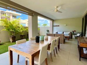 Outdoor dining - Coastal apartment (Bain Boeuf)