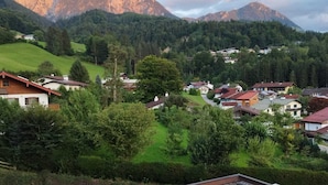 Zona residencial con casas, techo de grava y montañas al fondo.