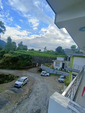 Free self-parking - Goroomgo Naturevilla Cafe & Homestay Rishikesh (Narendranagar)