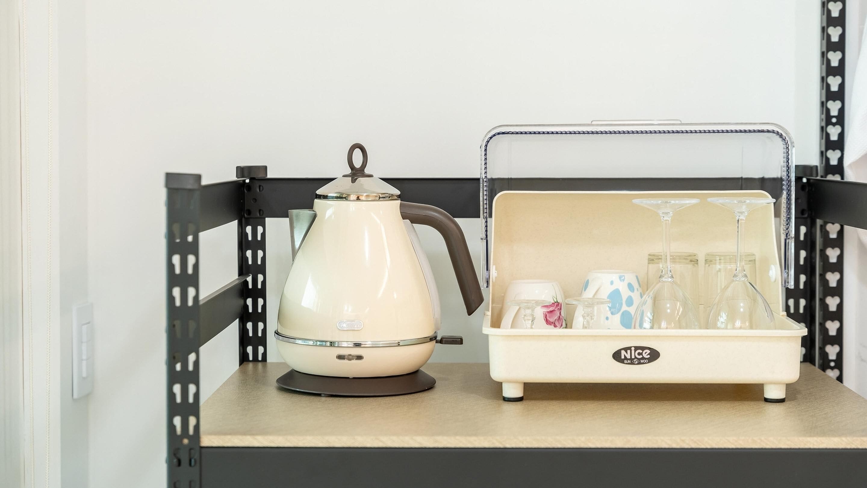 Une petite cuisine équipée d’une bouilloire et d’un porte-verres.