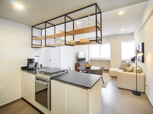 電子レンジ、調理器具と食器、ダイニングテーブル、キッチンカウンター