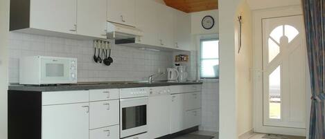 冷蔵庫、電子レンジ、オーブン、コンロ