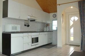 Fridge, microwave, oven, stovetop - Starfish Modern Retreat (Otterndorf)