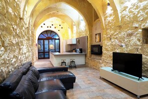 21-inch flat-screen TV with cable channels, TV - Mixel Gozitan Villa and Pool (Sannat)