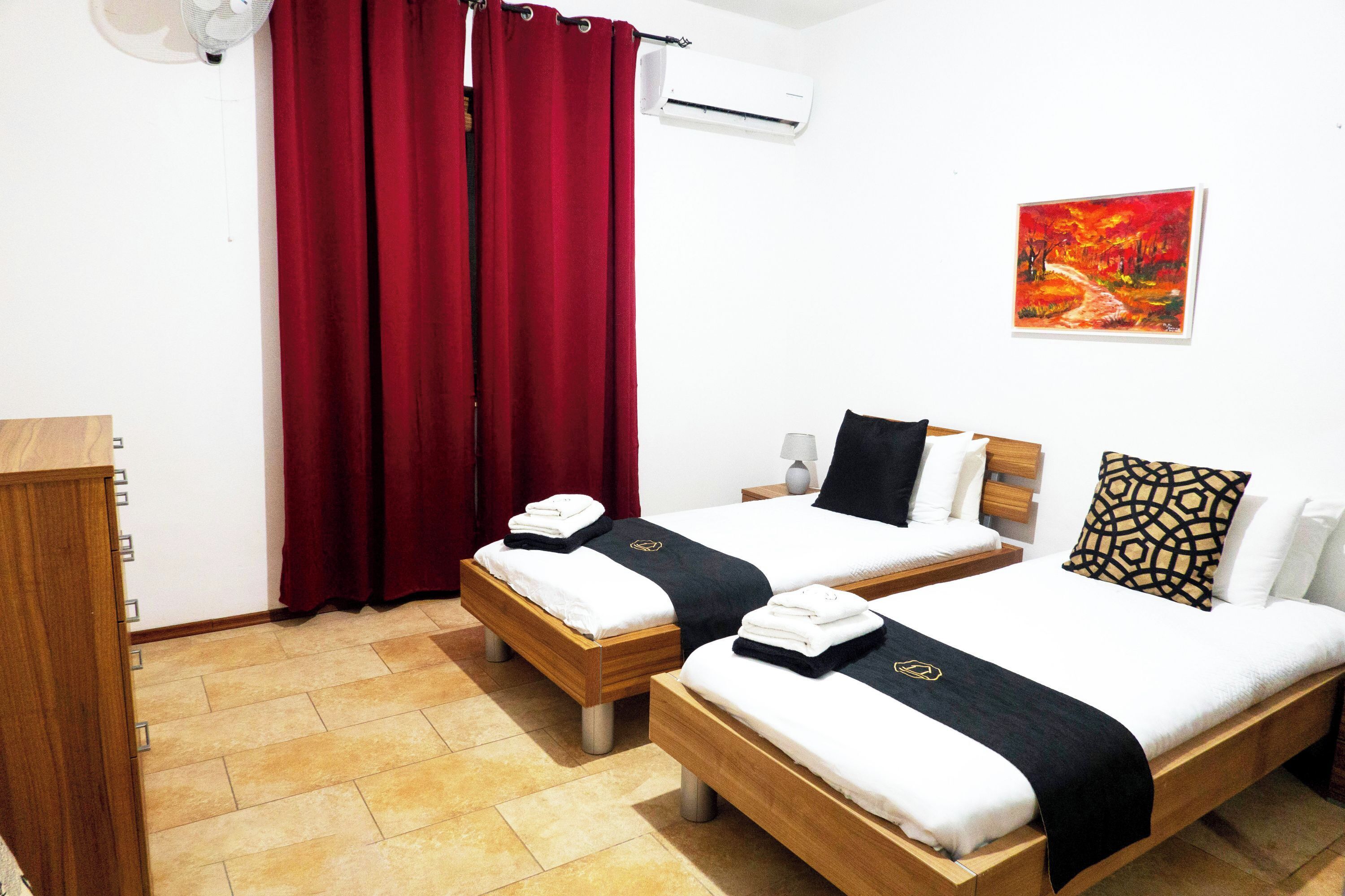 Family House, Multiple Bedrooms (Mixel Gozitan Villa and Pool) | 4 bilik tidur, Wi-fi percuma, cadar katil 