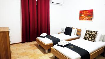 Family House, Multiple Bedrooms (Mixel Gozitan Villa and Pool) | 4 bilik tidur, Wi-fi percuma, cadar katil