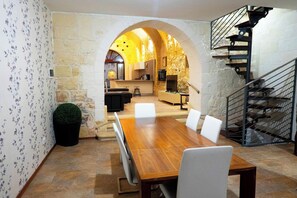 Family House, 4 Bedrooms (Mixel Gozitan Villa and Pool) | Dining room