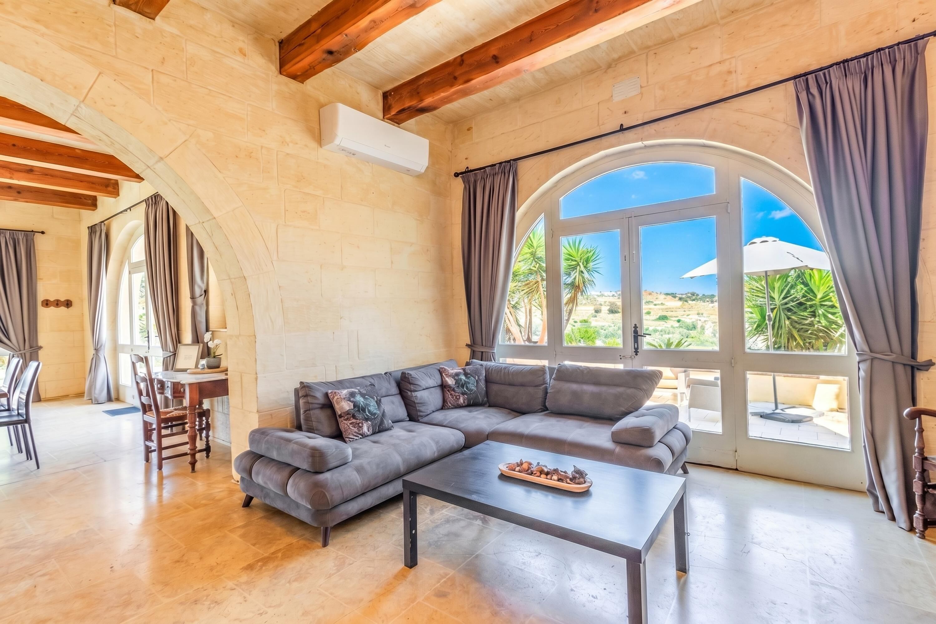 Casa família, vários quartos (Nirvana Gozitan Villa & Pool) | Área de estar | TV de tela plana 21 polegadas com canais a cabo, TV