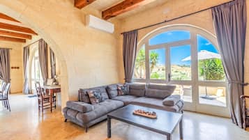 Casa família, vários quartos (Nirvana Gozitan Villa & Pool) | Área de estar | TV de tela plana 21 polegadas com canais a cabo, TV
