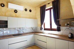 패밀리 하우스, 침실 여러 개 (Nirvana Gozitan Villa & Pool) | 전용 주방 | 냉장고, 전자레인지, 오븐, 쿡탑