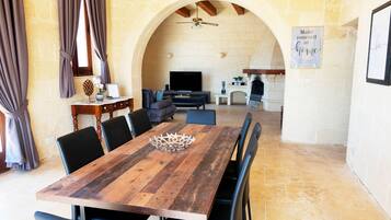Family House, Multiple Bedrooms (Nirvana Gozitan Villa & Pool) | Dining