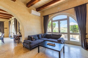 Casa família, vários quartos (Nirvana Gozitan Villa & Pool) | Área de estar | TV de tela plana 21 polegadas com canais a cabo, TV