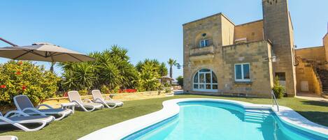 Familie huis, meerdere slaapkamers (Nirvana Gozitan Villa & Pool) | Zwembad | Een buitenzwembad