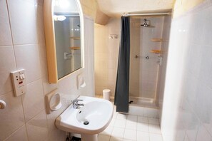 Family House, 4 Bedrooms (Nirvana Gozitan Villa & Pool) | Bathroom | Combined shower/tub, towels, soap, shampoo