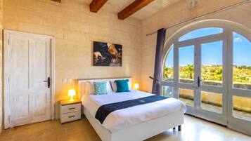 Casa família, vários quartos (Nirvana Gozitan Villa & Pool) | 4 quartos, ferros/tábuas de passar roupa, Wi-Fi de cortesia