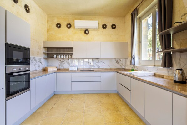 Maison Familiale, plusieurs chambres (Nirvana Gozitan Villa & Pool) | Cuisine privée | Réfrigérateur, micro-ondes, four, plaque de cuisson