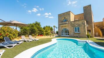 Casa família, vários quartos (Nirvana Gozitan Villa & Pool) | Piscina | Piscina externa