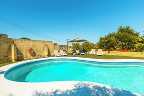 Outdoor pool - Nirvana Gozitan Villa & Pool (Qala)